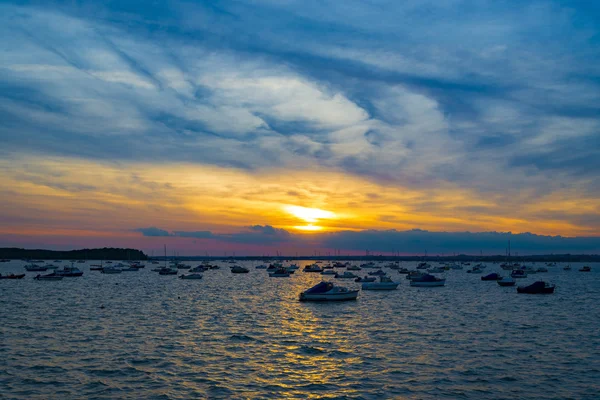 Pôr do sol sobre barcos em Poole Harbour — Fotografia de Stock