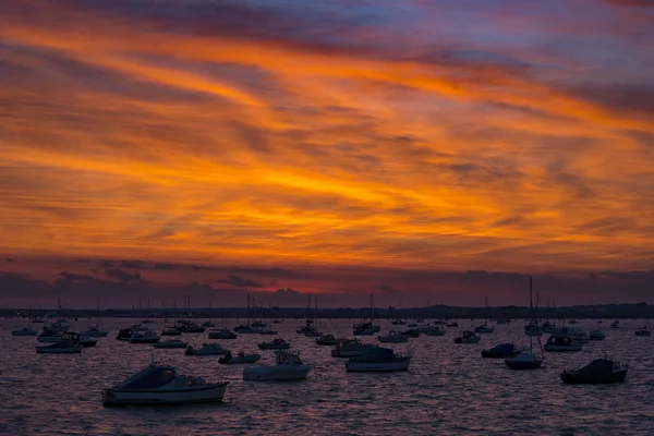 Tramonto sulle barche nel porto di Poole — Foto Stock