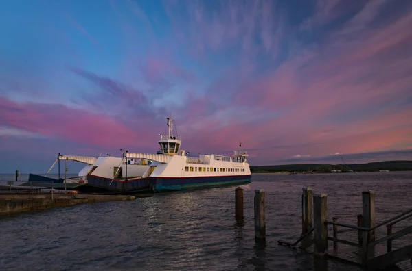 Pôr do sol sobre barcos em Poole Harbour — Fotografia de Stock