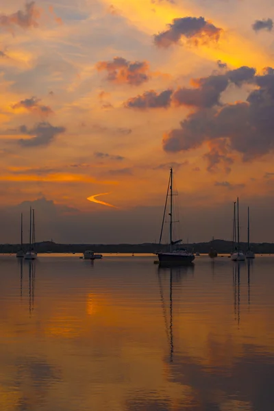 Solnedgång över båtar i Poole Harbour — Stockfoto