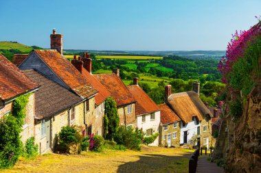 Shaftesbury, Dorset, sun drenched cottages on the iconic Gold Hill where Ridley Scott shot the famous Hovis advert