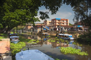 Kerala su yolları ve tekneler