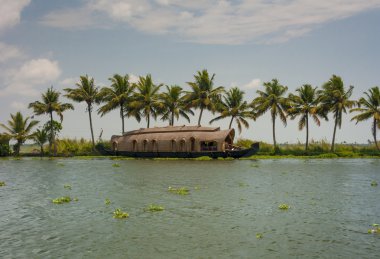 Kerala su yolları ve tekneler