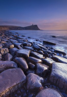 Gün batımında kayalık Dorset kıyı şeridi