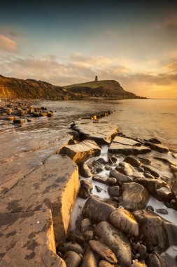 Gün batımında kayalık Dorset kıyı şeridi