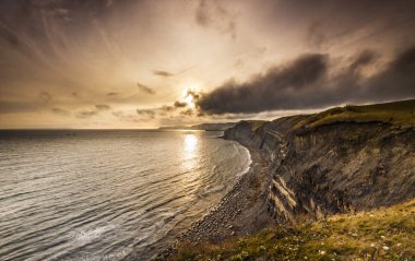 Dorset kıyısında günbatımı