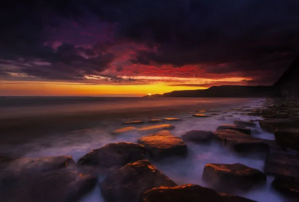 Skaliste wybrzeże Dorset na zachodzie słońca — Zdjęcie stockowe