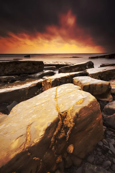 Rocky Dorset Coastline saat matahari terbenam — Stok Foto