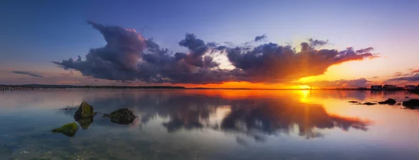 Coucher de soleil sous les nuages orageux sur la côte du Dorset — Photo