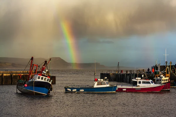 Arcobaleno sopra barche da pesca a Lyme Regis — Foto Stock