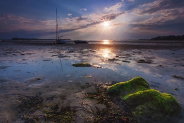 Tekneler Sandbanks kıyıda çaresiz yalan