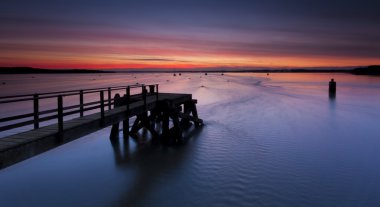 Gün batımında Poole Harbour üzerinde Hamworthy iskele