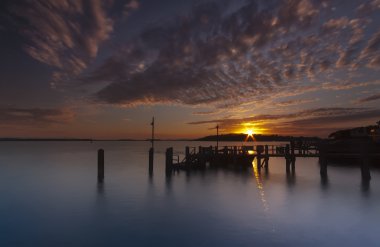 Günbatımı Brownsea Island Poole Harbour yakınındaki bir iskele üzerinde