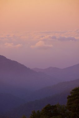 Kıbrıs Troodos Dağları içinde güneşin battığı