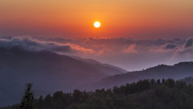 Kıbrıs Troodos Dağları içinde güneşin battığı