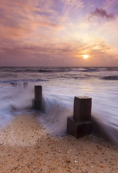 Tramonto e difese del mare — Foto Stock