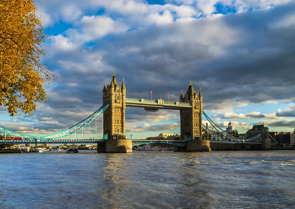 Tower Bridge with autumn leaves — Stock Photo, Image