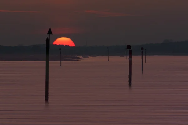 Puesta de sol sobre el río Beaulieu en Lepe — Foto de Stock