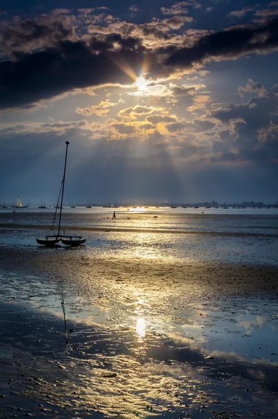 Boats lie high and dry on the shore at Sandbanks — Stock Photo, Image