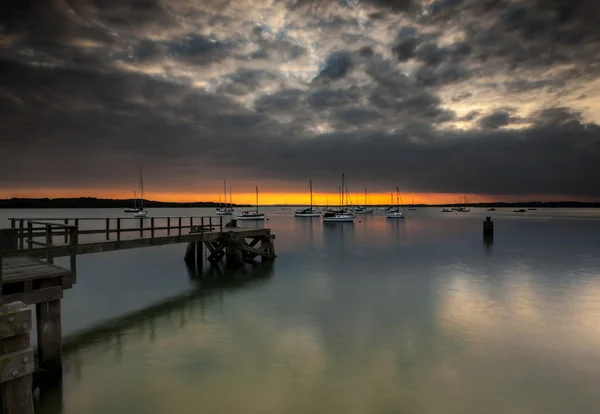 Gün batımında Poole Harbour üzerinde Hamworthy iskele — Stok fotoğraf