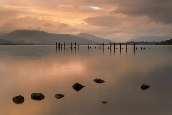 Loch Lomond molo e montagne al tramonto — Foto Stock