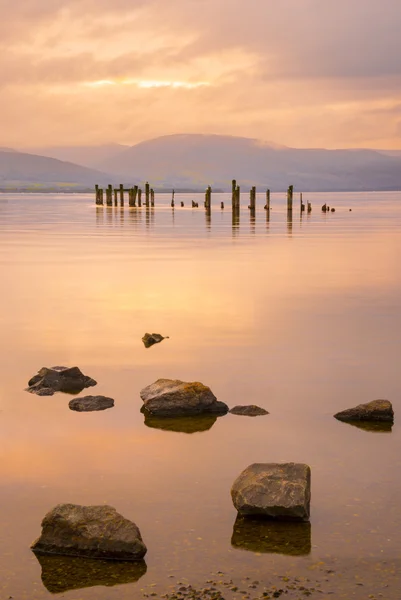 Loch Lomond molo a hory při západu slunce — Stock fotografie