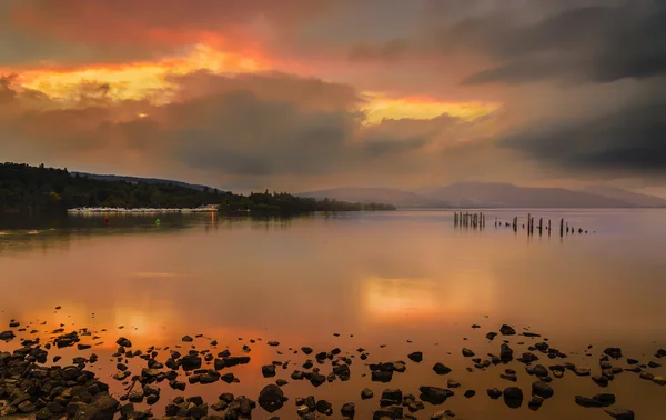 Loch Lomond iskelesi ve günbatımı, dağlar — Stok fotoğraf