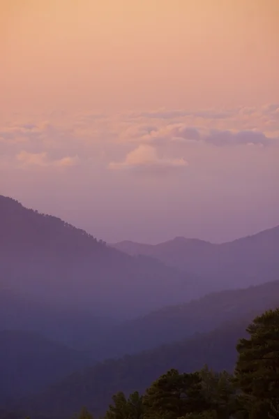 El sol se pone en las montañas Troodos de Chipre — Foto de Stock