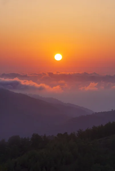 Сонце сідає в горах Троодос, Кіпр — стокове фото