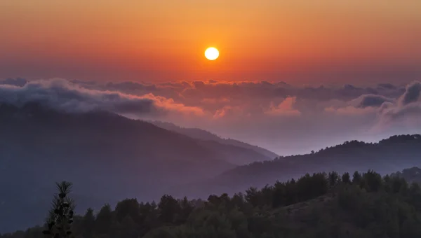Сонце сідає в горах Троодос, Кіпр — стокове фото
