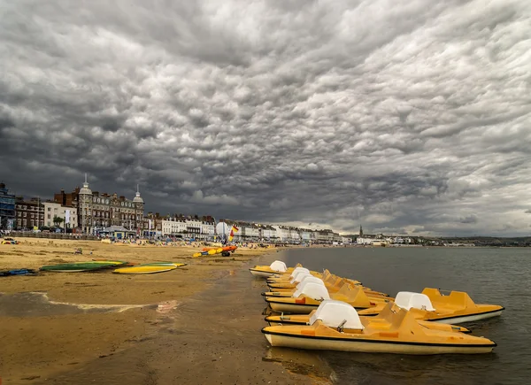 Barcos de prazer sentam-se na costa em Weymouth — Fotografia de Stock