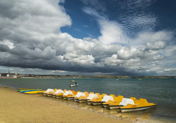 Barcos de prazer sentam-se na costa em Weymouth — Fotografia de Stock