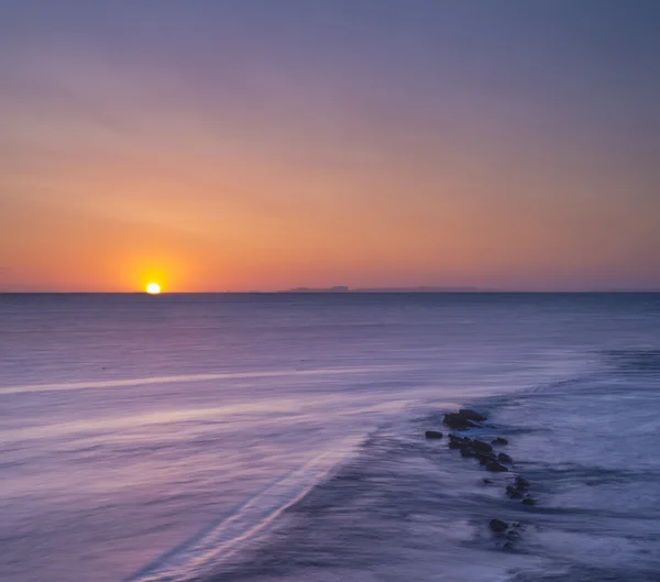 Sonnenaufgang an der felsigen Küste — Stockfoto