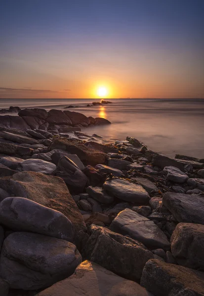 Côte rocheuse Lever du soleil — Photo