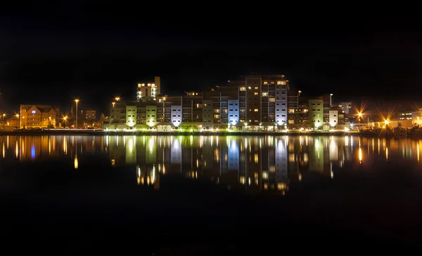 Pool Night Time Skyline — стоковое фото