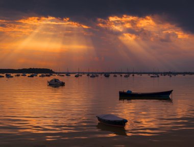 Güneş ışınları Poole Harbour Durgun sular aydınlatmak.