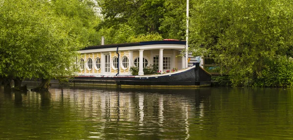 Casa barco en el río Támesis — Foto de Stock