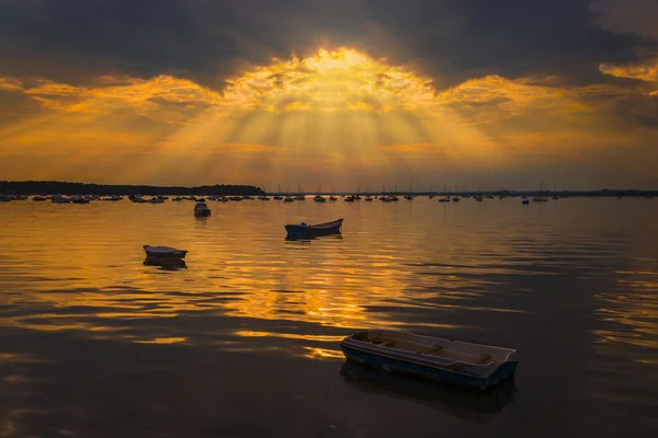 Os raios solares iluminam as águas tranquilas do porto de Poole — Fotografia de Stock