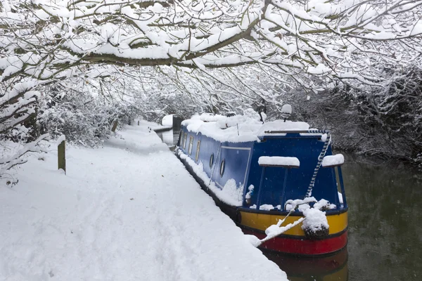 Deep snow lines a canal near Oxford — Stock Photo, Image