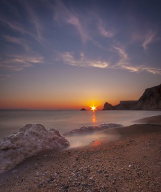 Sakin Güney Dorset plaj ve gün batımında 
