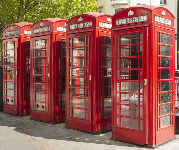 Fyra röda telefonkiosker i London — Stockfoto