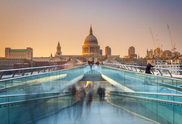 Busy commuters on their way home in London — Stock Photo, Image