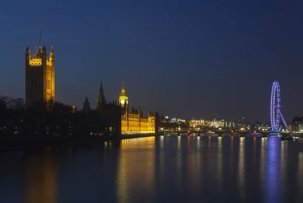 Domy z parlamentu a London Eye v noci — Stock fotografie