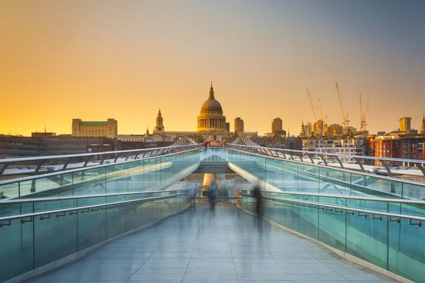 Upptagen pendlare på väg hem i London — Stockfoto