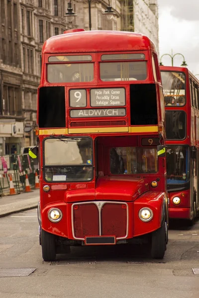 Viejo autobús de Londres siendo seguido por un nuevo modelo — Foto de Stock