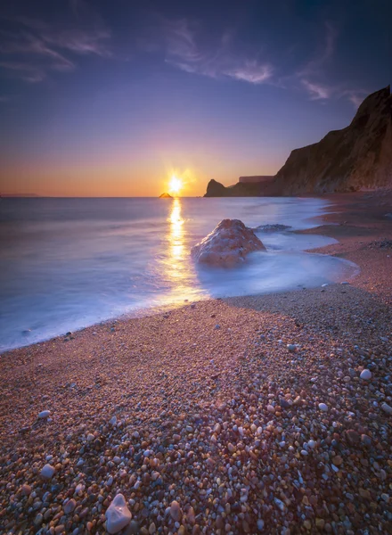 Spiaggia e mare tranquilli del Dorset meridionale al tramonto — Foto Stock