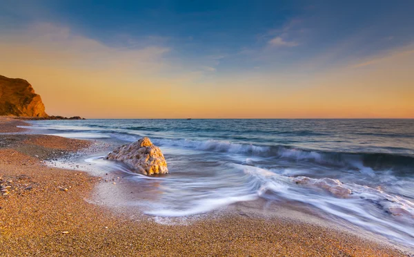 Безмятежный южный дорсетский пляж и море на закате — стоковое фото