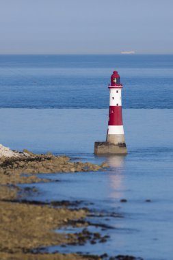 Beachy Head deniz feneri ve sakin denizlerin