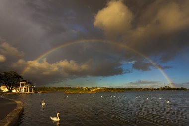 Gökkuşağının üstünde tekne gölün Poole Park