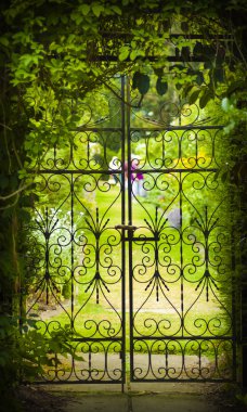 Secret Garden ve Iron Gate